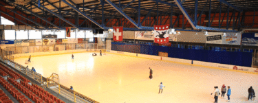 Eishalle-Eislaufen-hocke-ice-skating-sportzerntrum-grindelwald